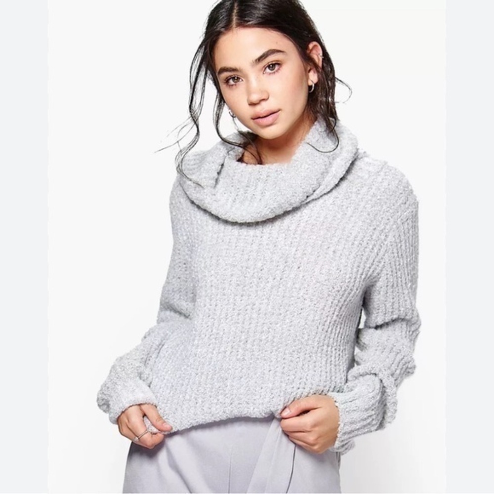 Fashion On Earth Light Gray cropped cowl neck sweater, size medium